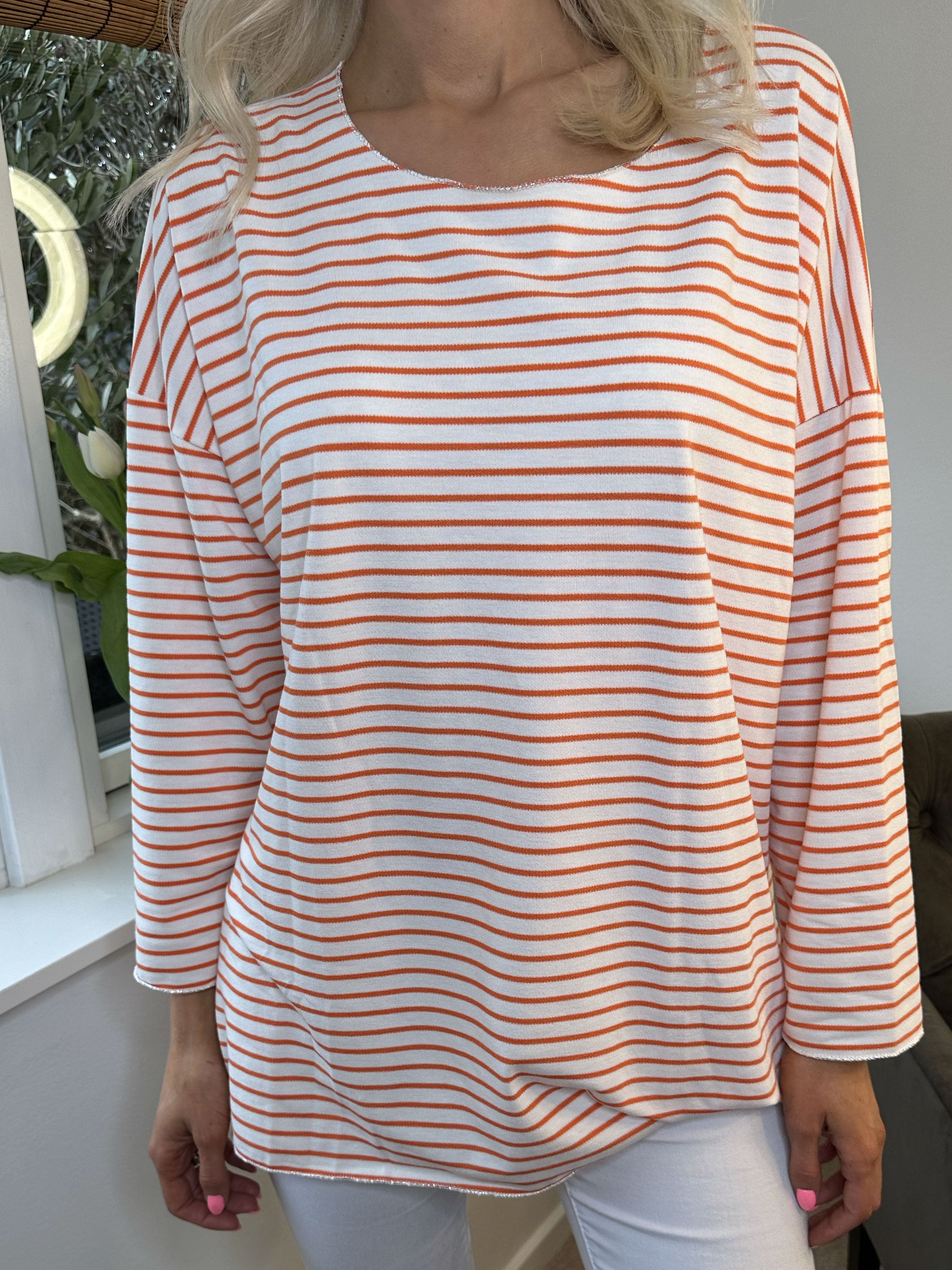 Stripe - Hvid blød bluse med tynde striber